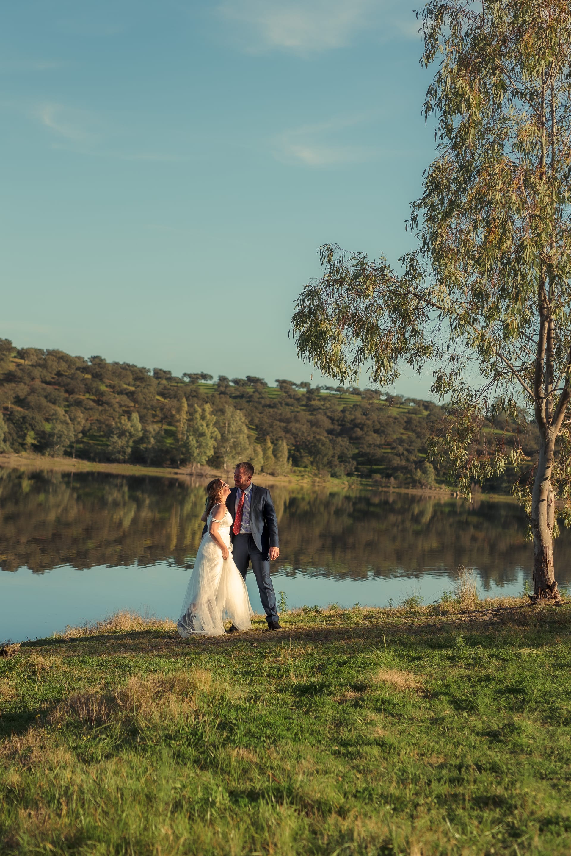 Fotografia de bodas en Sevilla, abrazo con luz natural